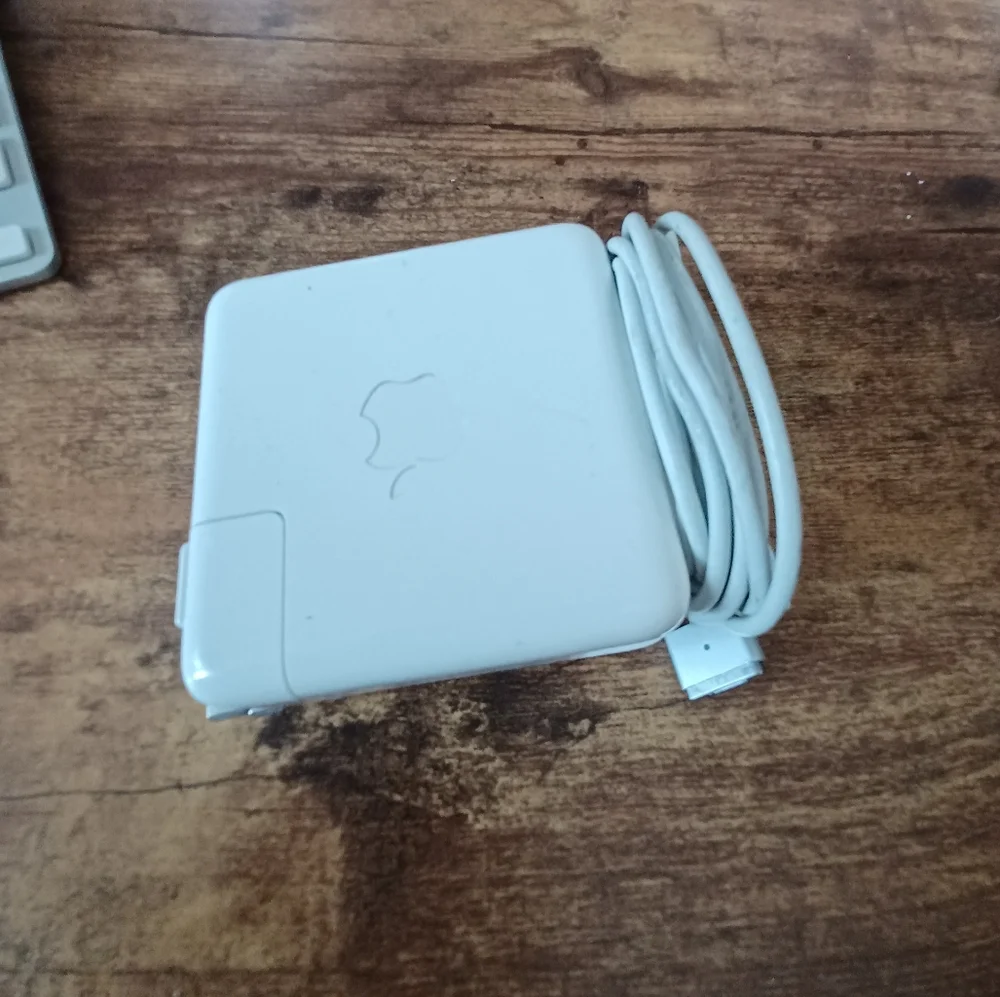 Apple magnetic laptop charger